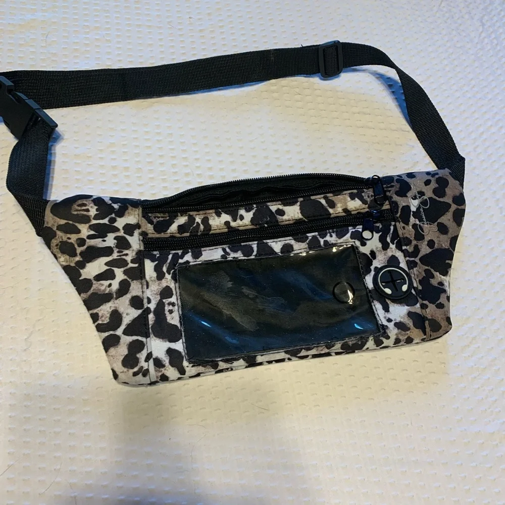 Jessica Simpson Black and Cream Leopard Phone Case